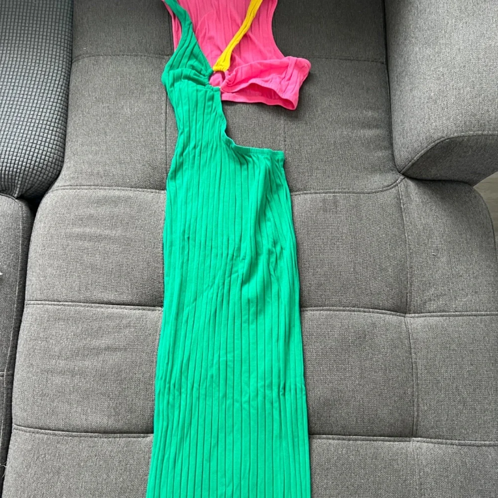 Multiple dresses - Picture 10 of 12